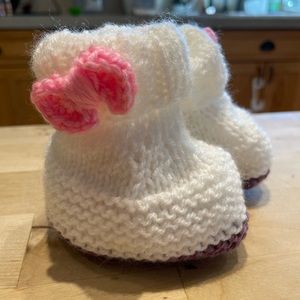 Baby girls knitted booties in white, pink and purple NWOT